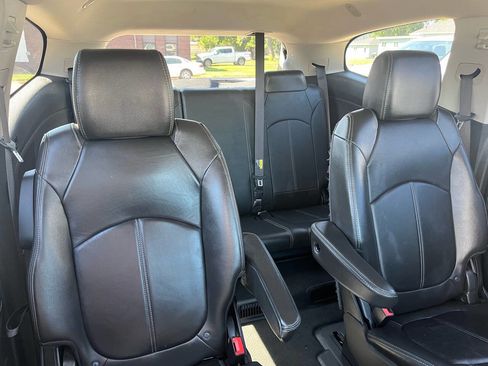 Used 2016 Chevrolet Traverse LT image 41