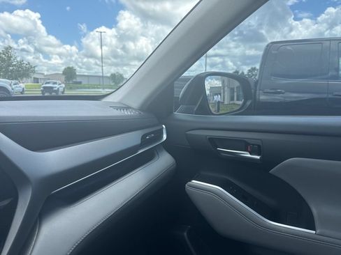 Used 2021 Toyota Highlander XLE FWD image 17