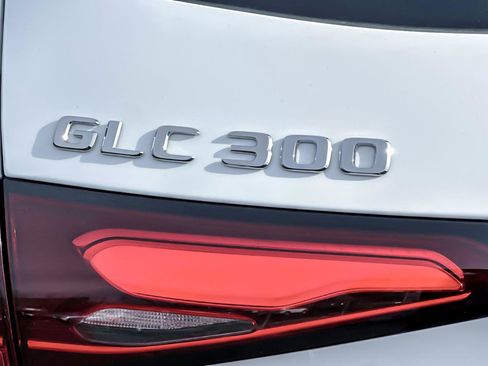 Used 2025 Mercedes-Benz GLC 300 4MATIC image 26