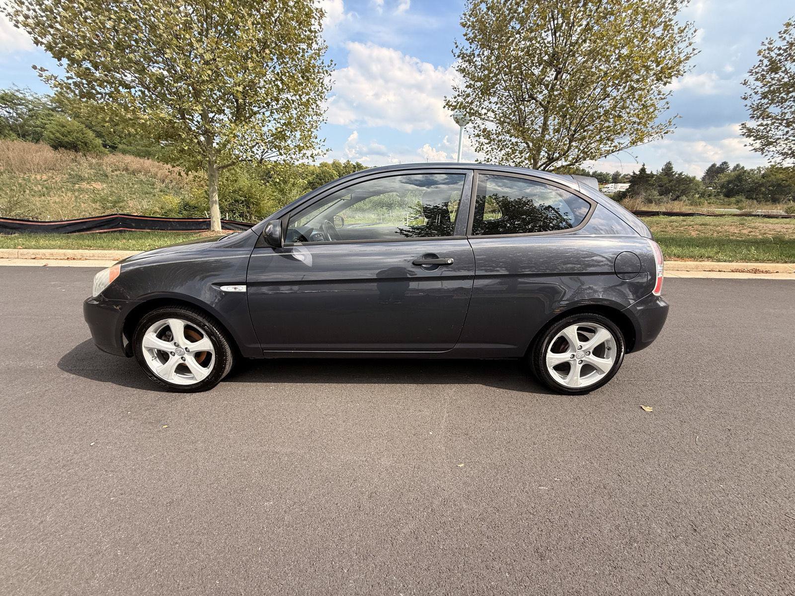 Used 2010 Hyundai Accent SE FWD image 8