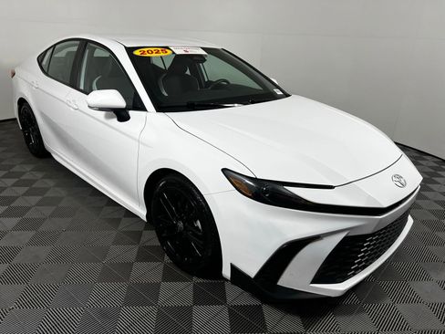 Certified 2025 Toyota Camry SE FWD image 3