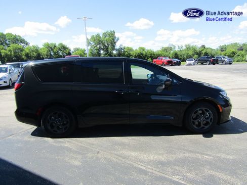 Used 2022 Chrysler Pacifica Limited w/ Uconnect Theater Family Group FWD image 18