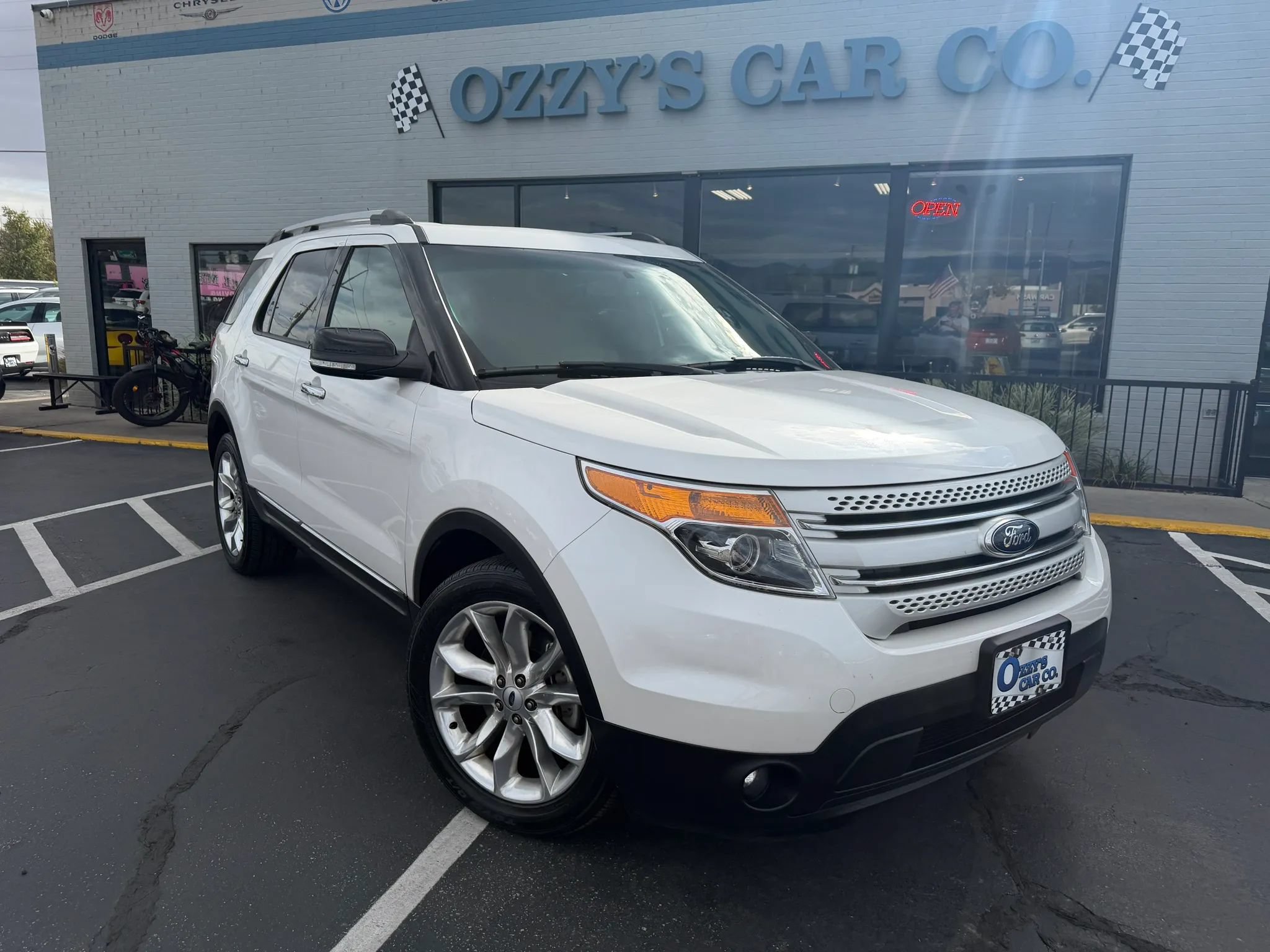 Used 2014 Ford Explorer XLT w/ Equipment Group 202A AWD/4WD image 2