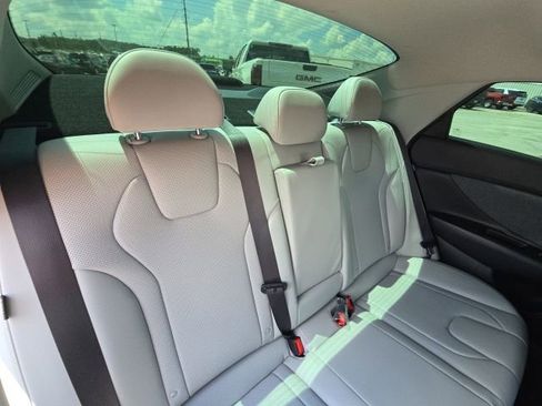 Used 2025 Hyundai Elantra Limited FWD image 13