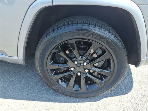 Used 2019 Jeep Grand Cherokee Altitude AWD/4WD image 4