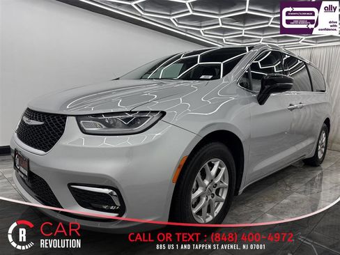 Used 2024 Chrysler Pacifica Touring-L FWD image 3