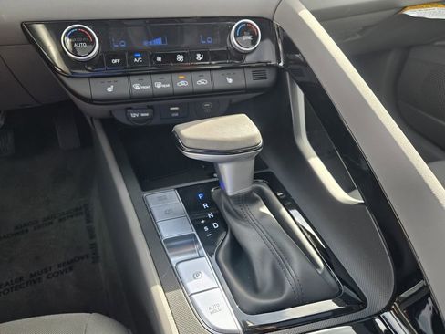 Certified 2025 Hyundai Elantra SEL FWD image 18