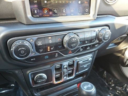 Used 2021 Jeep Wrangler Unlimited Sahara image 25