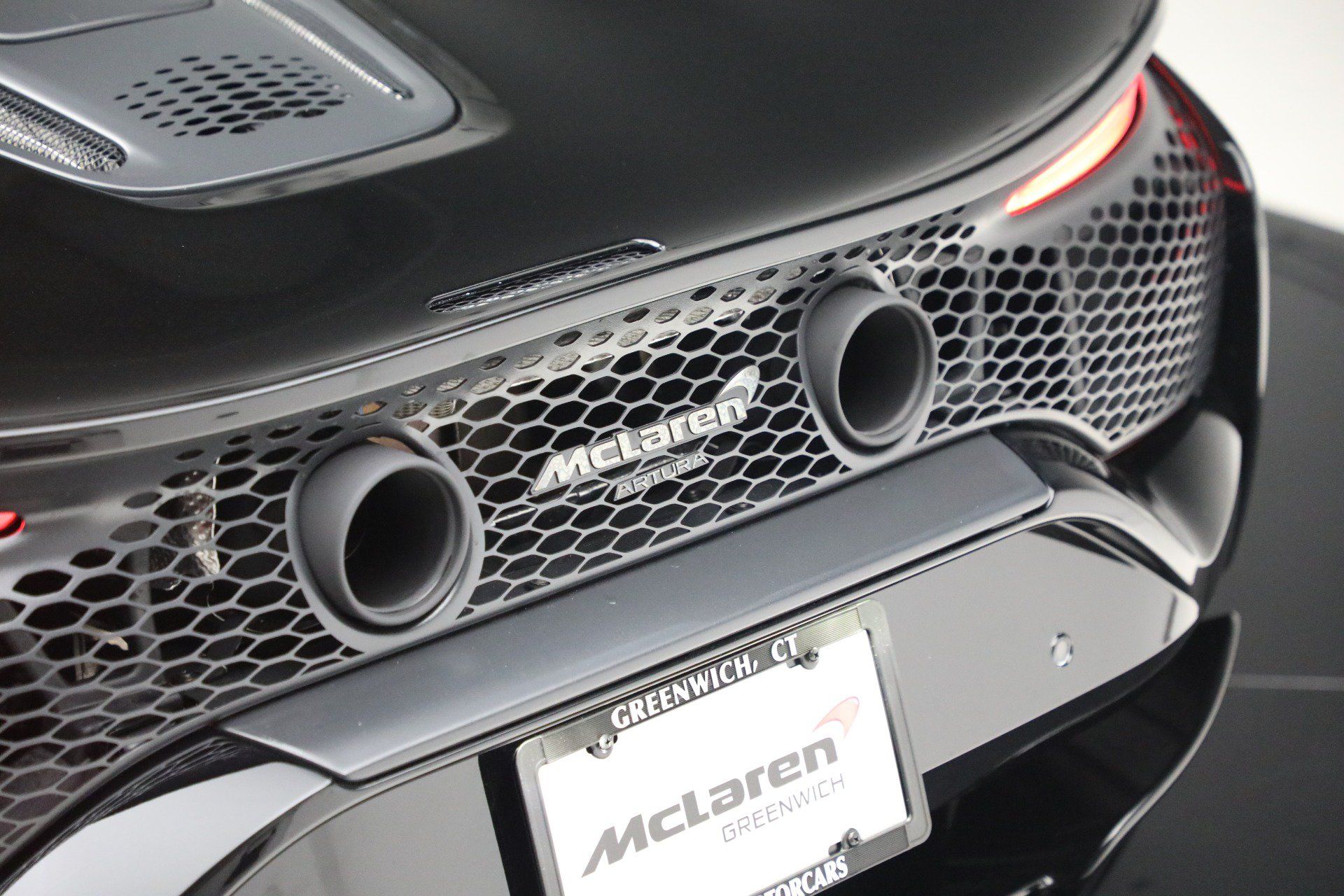 Used 2025 McLaren Artura RWD image 31