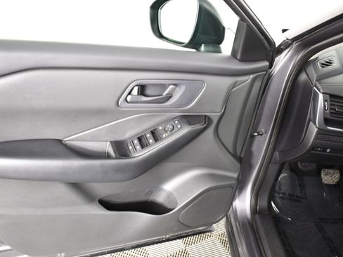 Used 2024 Nissan Rogue S image 34