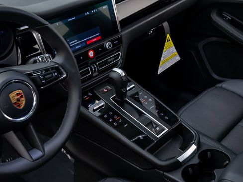 Certified 2026 Porsche Macan AWD/4WD image 21