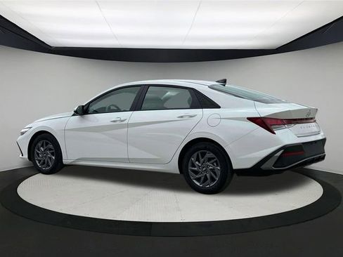 New 2024 Hyundai Elantra SEL image 4