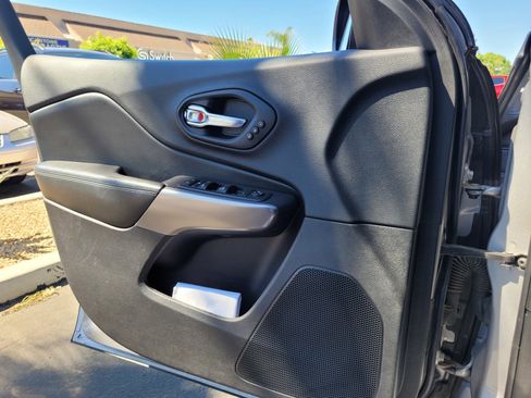 Used 2019 Jeep Cherokee Limited FWD image 25