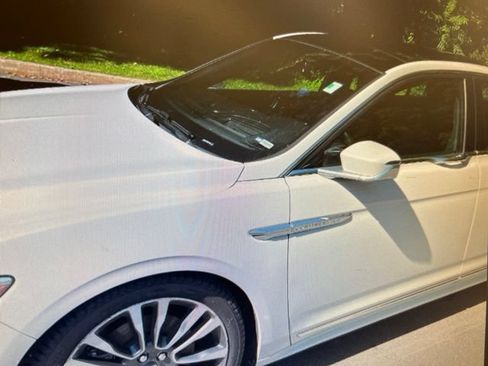 Used 2019 Lincoln Continental Reserve FWD image 2