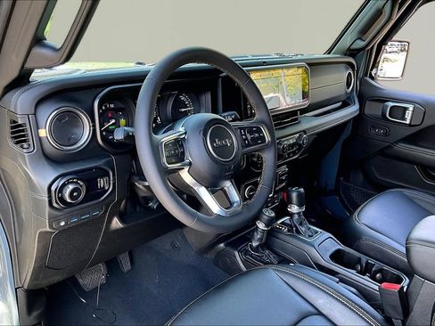 Used 2024 Jeep Wrangler Unlimited Sahara w/ Technology Group AWD/4WD image 12