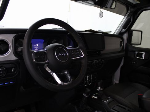 Used 2024 Jeep Wrangler Unlimited Sahara image 14