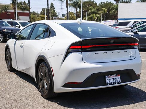 Used 2025 Toyota Prius LE FWD image 8