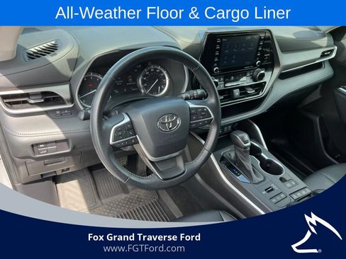 Used 2022 Toyota Highlander XLE AWD/4WD image 18