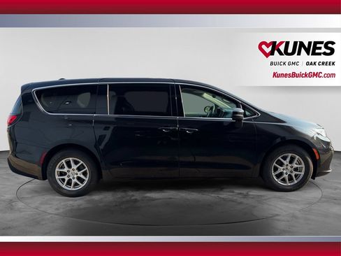 Used 2023 Chrysler Pacifica Touring-L FWD image 12