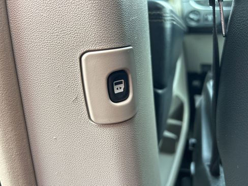 Used 2016 Chrysler Town & Country Touring-L image 37