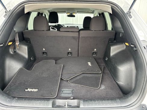 Used 2019 Jeep Cherokee Latitude w/ Popular Appearance Group image 30