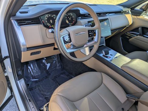 Used 2025 Land Rover Range Rover SE image 9