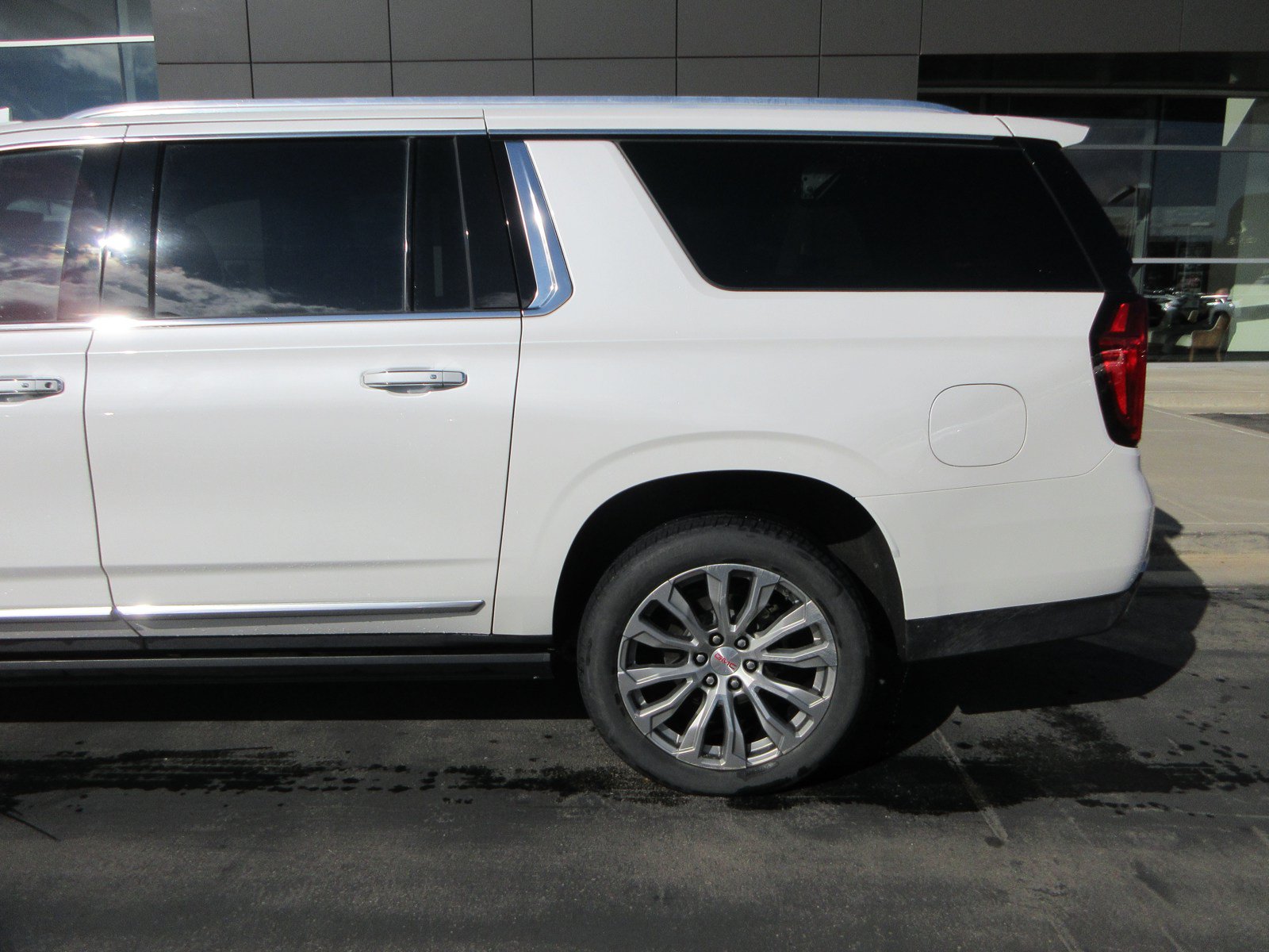 Used 2021 GMC Yukon XL Denali w/ Denali Premium Package AWD/4WD image 7