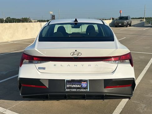 Used 2024 Hyundai Elantra SEL FWD image 11