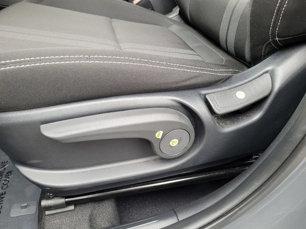 Used 2025 Hyundai Venue SEL FWD image 13