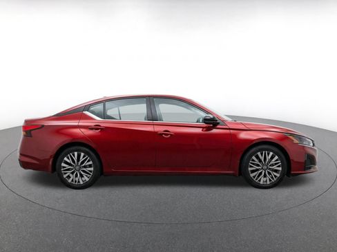 Used 2025 Nissan Altima 2.5 SV FWD image 10