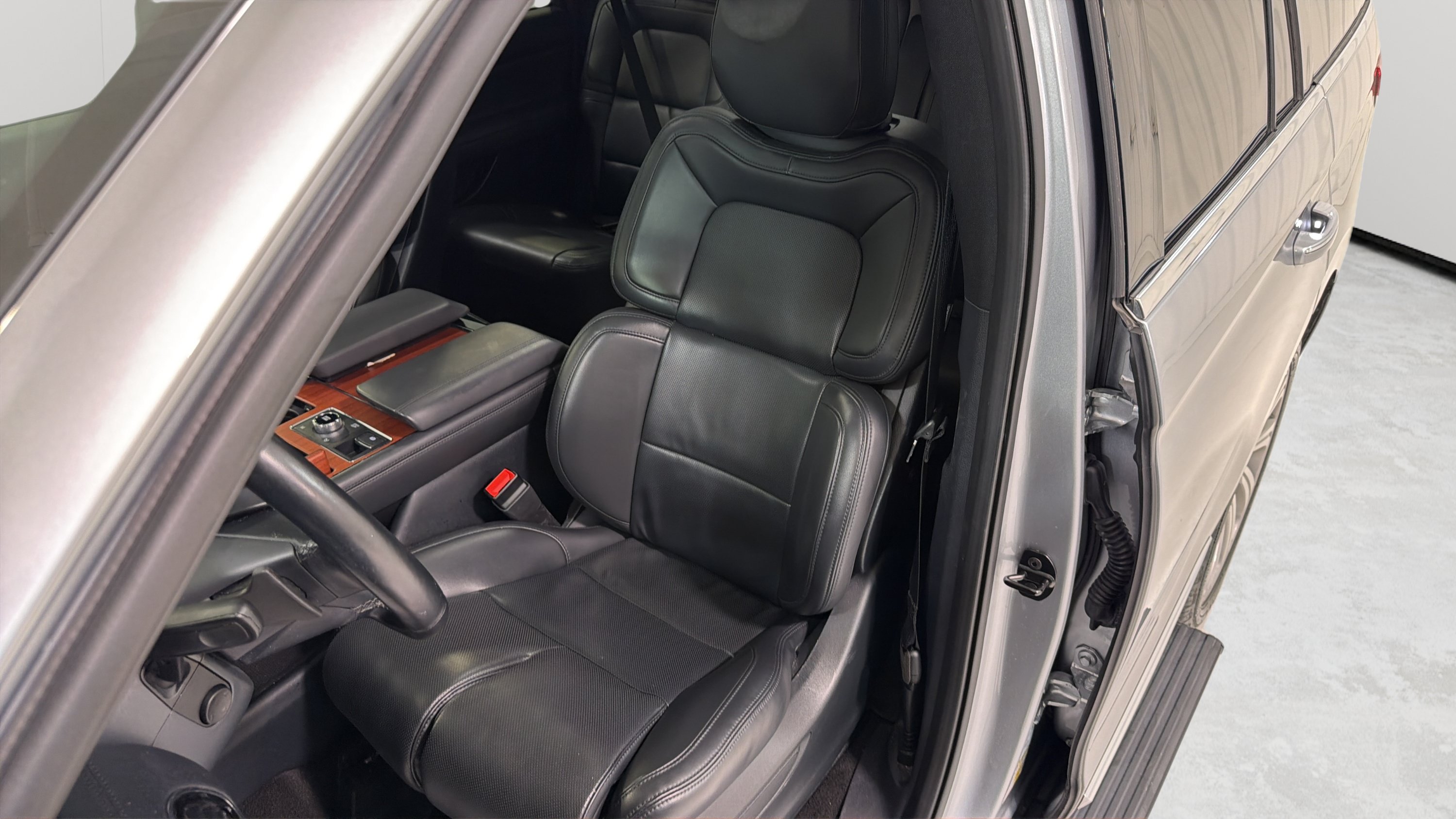 Used 2023 Lincoln Navigator 4WD image 9