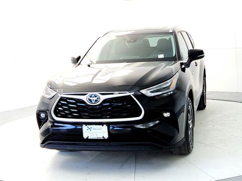 Certified 2021 Toyota Highlander XLE image 2