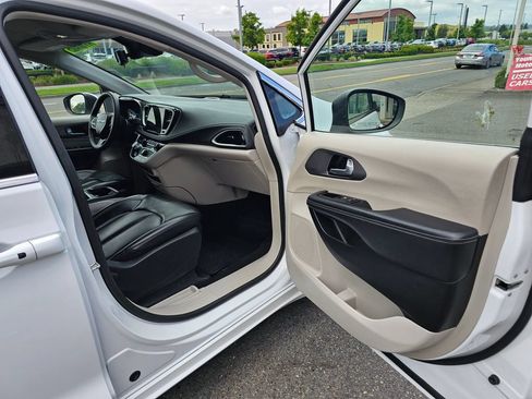 Used 2023 Chrysler Pacifica Touring-L FWD image 12