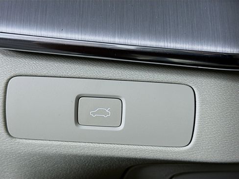 Used 2025 Volvo XC90 B5 Core w/ Protection Package image 17