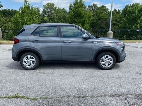 Used 2022 Hyundai Venue SE FWD image 5