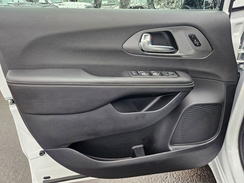 New 2026 Chrysler Pacifica Select image 11