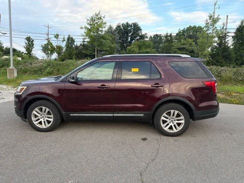 Used 2018 Ford Explorer XLT w/ Equipment Group 202A AWD/4WD image 15