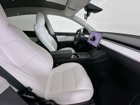 Used 2022 Tesla Model Y Long Range image 29