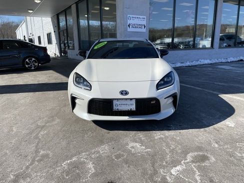 Used 2025 Toyota GR86 Premium w/ Performance Package image 2