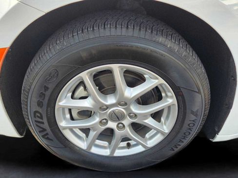 Used 2023 Chrysler Pacifica Touring-L FWD image 16
