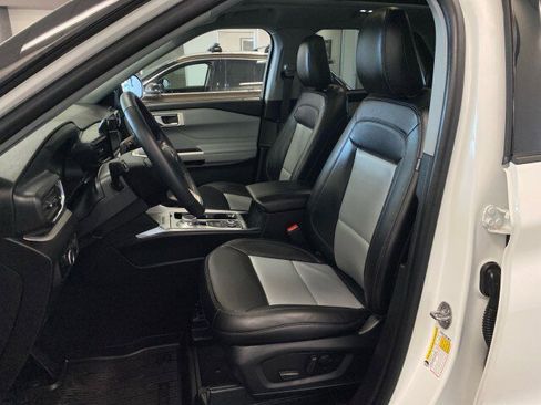 Used 2023 Ford Explorer XLT w/ Equipment Group 202A image 13