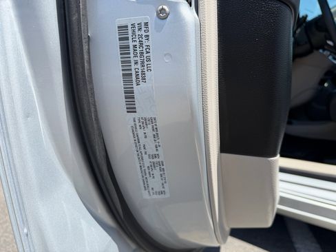 Used 2024 Chrysler Pacifica Touring-L FWD image 30