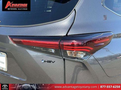 Certified 2025 Toyota Highlander XLE image 12