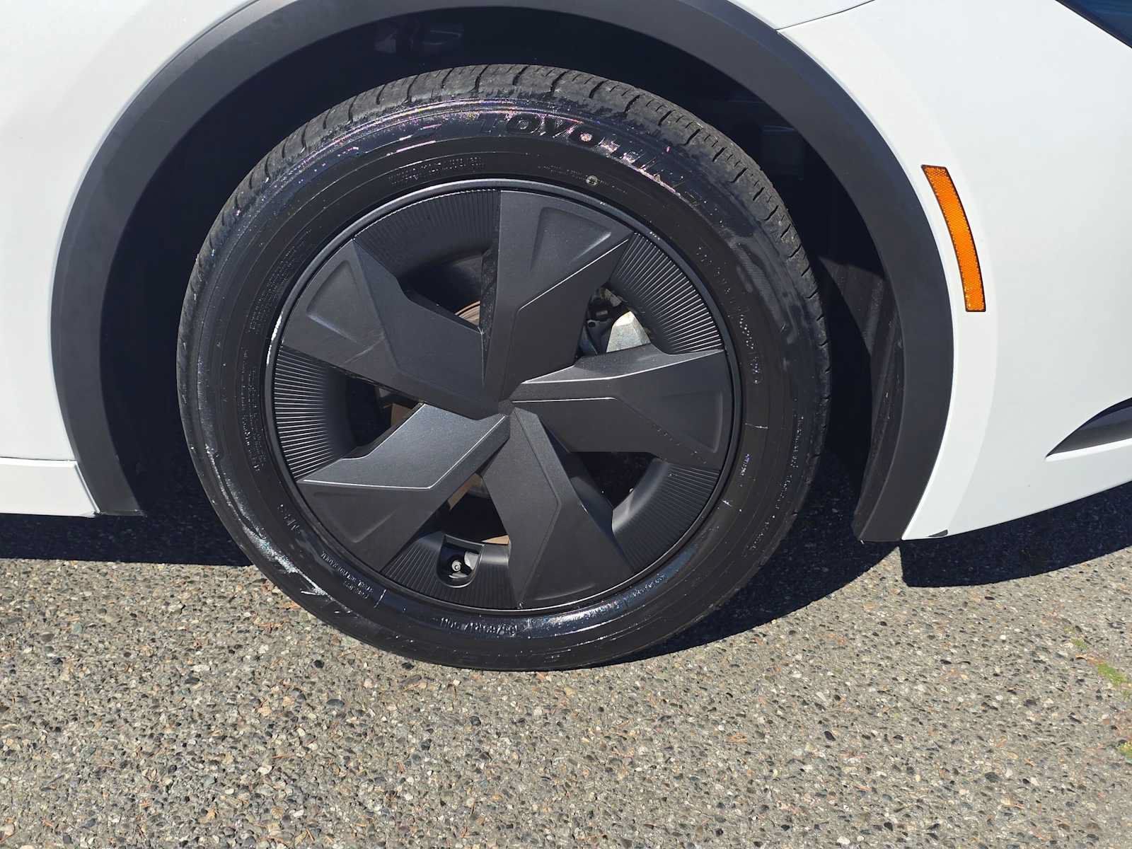 Certified 2025 Toyota Prius LE FWD image 9