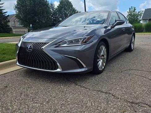 Used 2019 Lexus ES 300h w/ Accessory Package FWD image 2