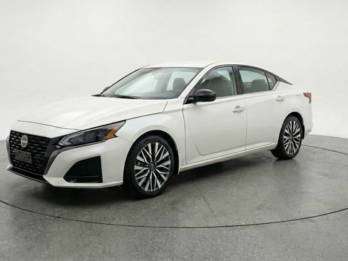 Used 2025 Nissan Altima 2.5 SV FWD image 3