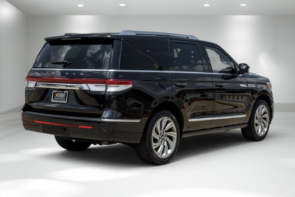 Used 2022 Lincoln Navigator Reserve AWD/4WD image 7