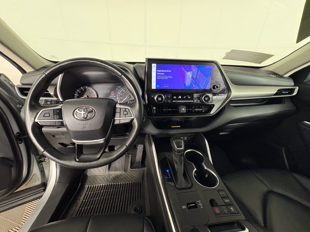 Used 2023 Toyota Highlander XLE FWD image 7