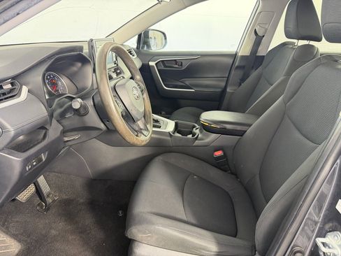 Used 2021 Toyota RAV4 LE FWD image 5
