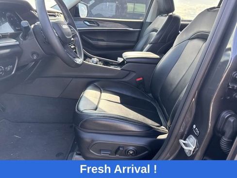 Used 2023 Jeep Grand Cherokee Limited w/ Luxury Tech Group II AWD/4WD image 2